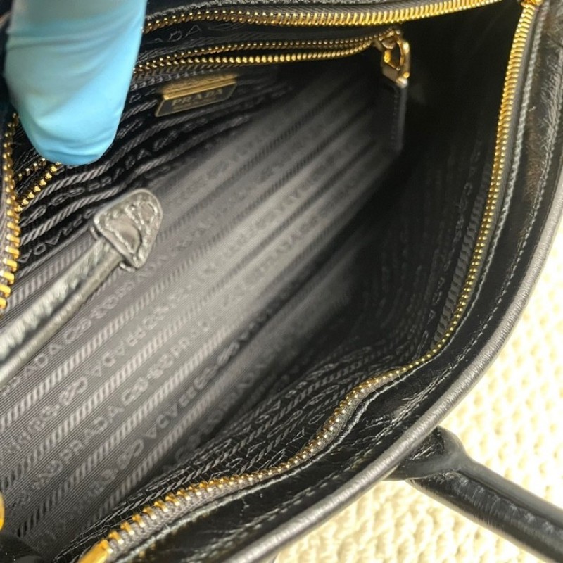 PRADA  普拉達 Bonnie soft lux 系列 可拆卸可調節肩帶琺瑯金屬三角形徽標 長手柄 皮革 手提單肩包-13