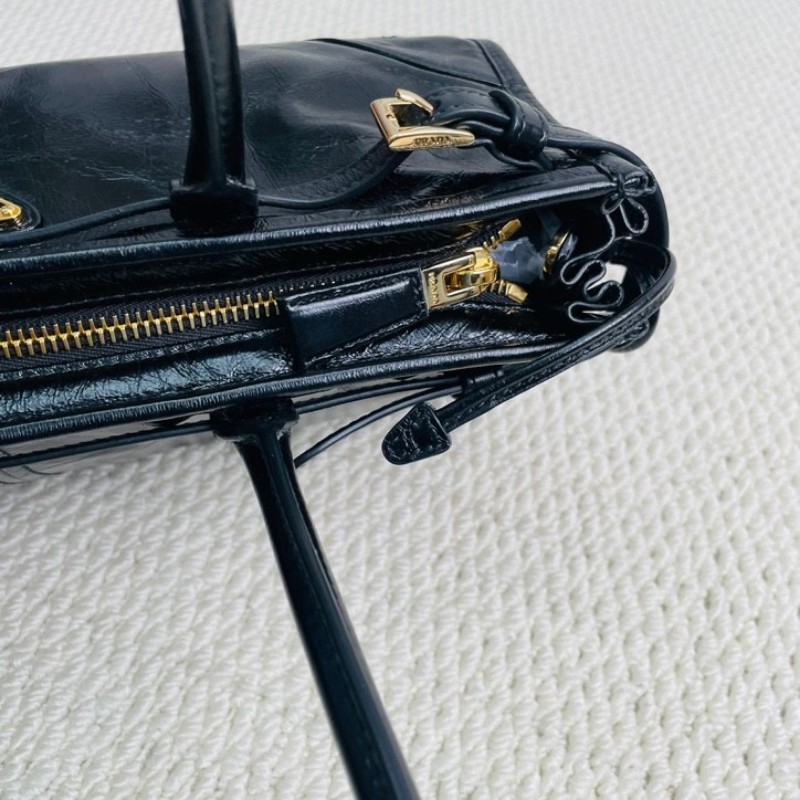 PRADA  普拉達 Bonnie soft lux 系列 可拆卸可調節肩帶琺瑯金屬三角形徽標 長手柄 皮革 手提單肩包-15