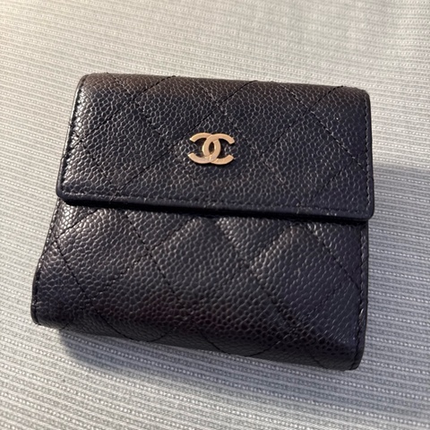 CHANEL 經典菱格短夾｜魚子醬皮夾