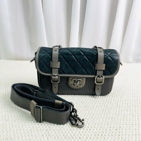 chanel  香奈兒 17開 珍珠魚皮劍橋包 劉雯同款 配做舊銀色鏈條和五金 珍珠魚皮質感超好，搭配銀色鏈條很有質感 可單肩斜挎包