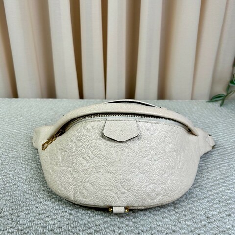 LV路易威登胸包 全皮壓紋 肩帶可調節 可當腰包 單肩包 、斜挎 …多種攜帶方式 容量實用 日常百搭