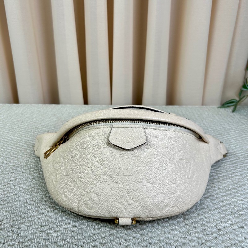 LV路易威登胸包 全皮壓紋 肩帶可調節 可當腰包 單肩包 、斜挎 …多種攜帶方式 容量實用 日常百搭-0