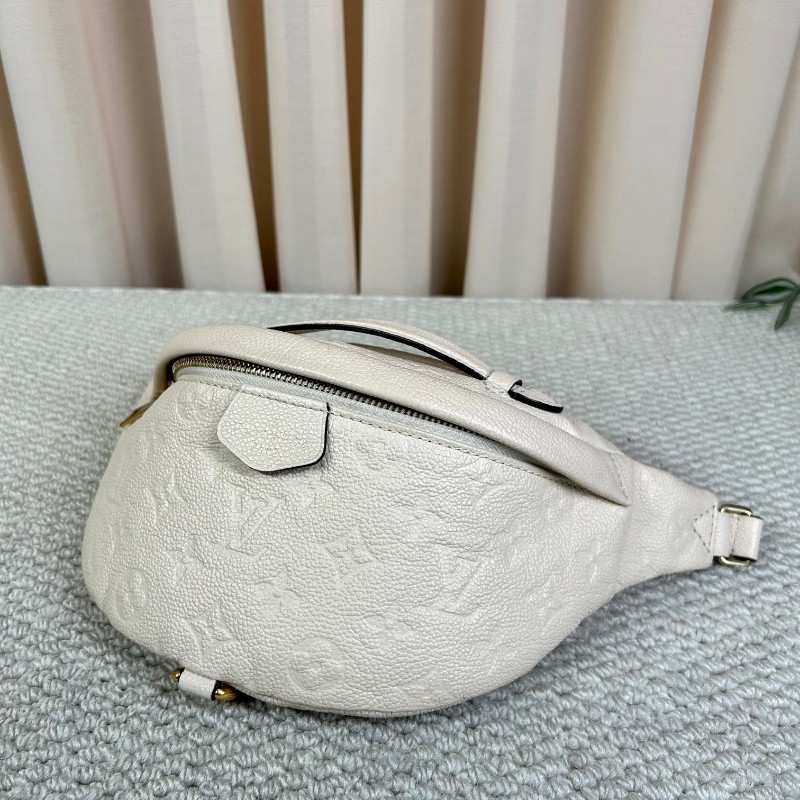 LV路易威登胸包 全皮壓紋 肩帶可調節 可當腰包 單肩包 、斜挎 …多種攜帶方式 容量實用 日常百搭-3