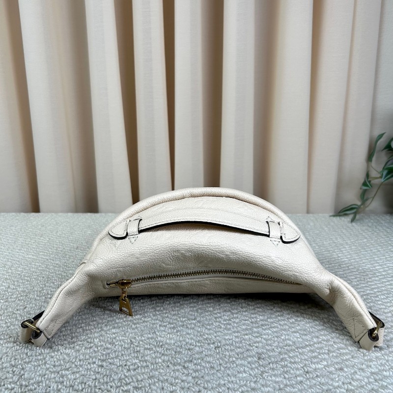 LV路易威登胸包 全皮壓紋 肩帶可調節 可當腰包 單肩包 、斜挎 …多種攜帶方式 容量實用 日常百搭-4