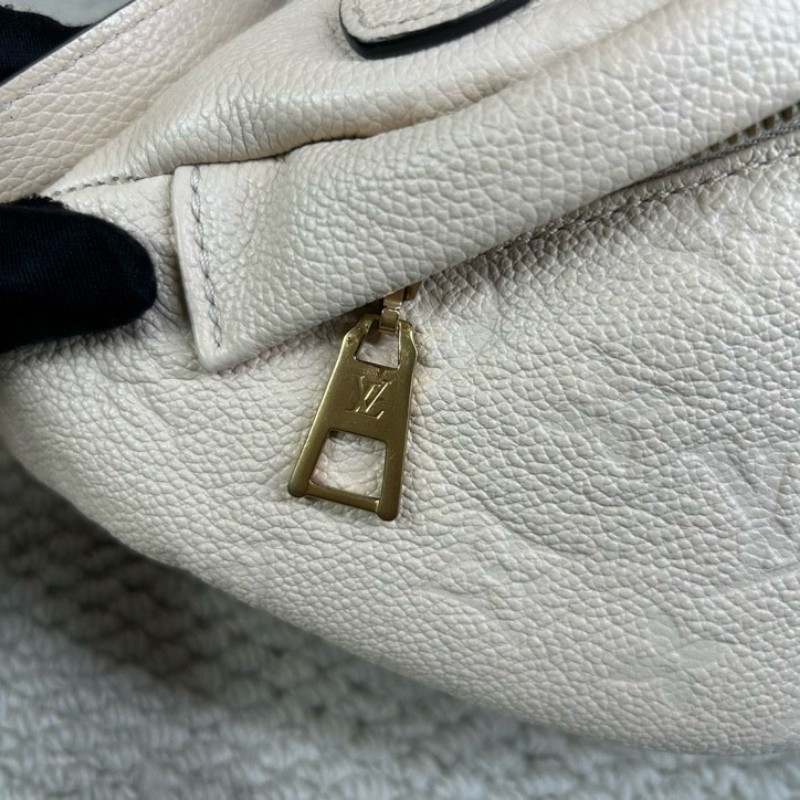 LV路易威登胸包 全皮壓紋 肩帶可調節 可當腰包 單肩包 、斜挎 …多種攜帶方式 容量實用 日常百搭-24