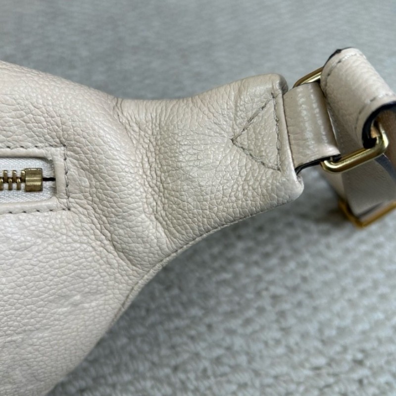 LV路易威登胸包 全皮壓紋 肩帶可調節 可當腰包 單肩包 、斜挎 …多種攜帶方式 容量實用 日常百搭-26