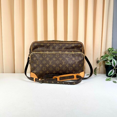 LV 路易威登老花大號橫版雙層相機包 中性款，男女都可駕馭，可單肩可斜挎，簡約百搭，不挑身材，酷帥街頭範兒~雙層實用大口袋設計，自重輕，容量大，通勤出遊都不在話下