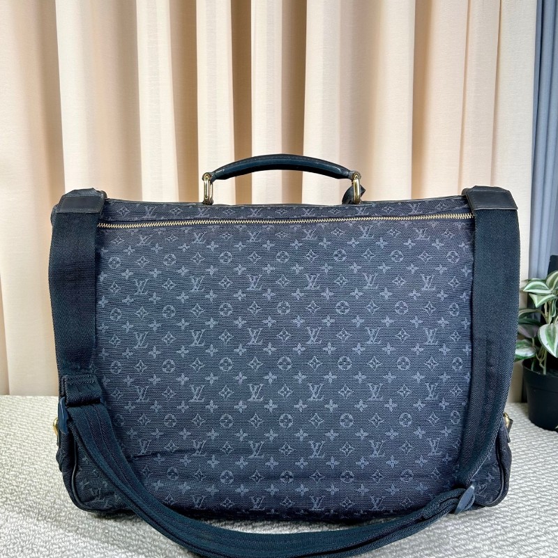 LV路易威登藍色丹寧郵差包 輕盈能裝 有肩帶可手提可斜挎可手提 多功能實用 側面卡扣設計 放東西很方便 丹寧材質 容量超大 日常通勤很合適-1