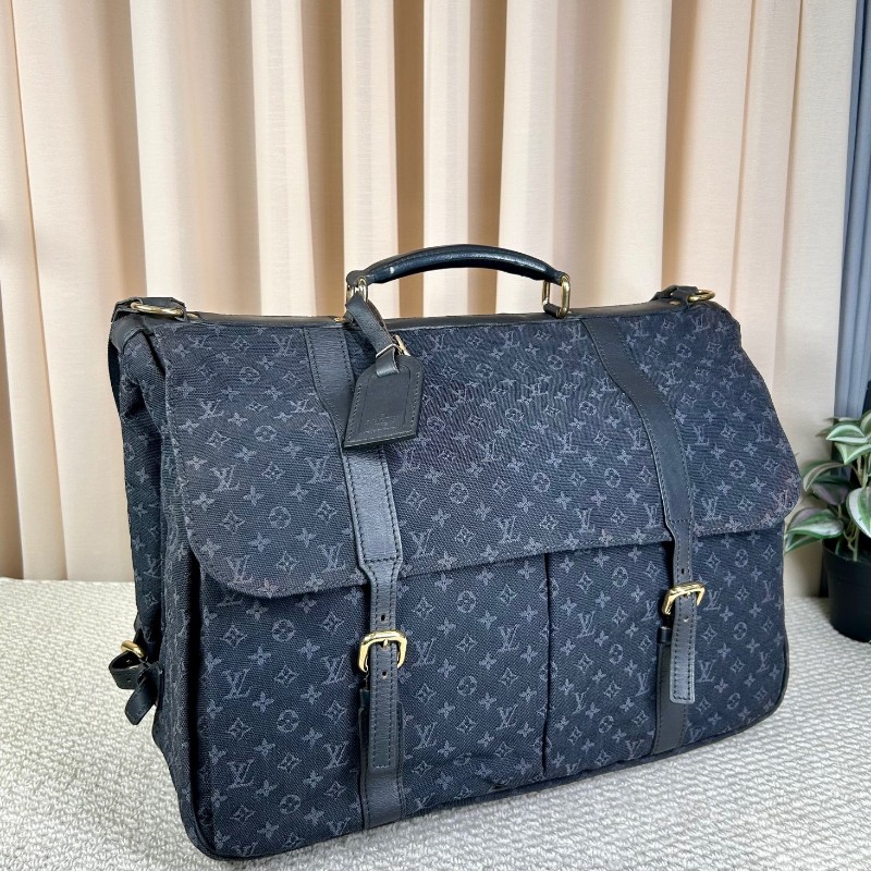LV路易威登藍色丹寧郵差包 輕盈能裝 有肩帶可手提可斜挎可手提 多功能實用 側面卡扣設計 放東西很方便 丹寧材質 容量超大 日常通勤很合適-2