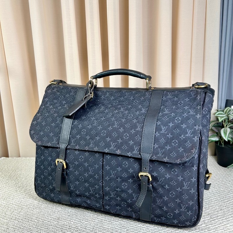 LV路易威登藍色丹寧郵差包 輕盈能裝 有肩帶可手提可斜挎可手提 多功能實用 側面卡扣設計 放東西很方便 丹寧材質 容量超大 日常通勤很合適-3