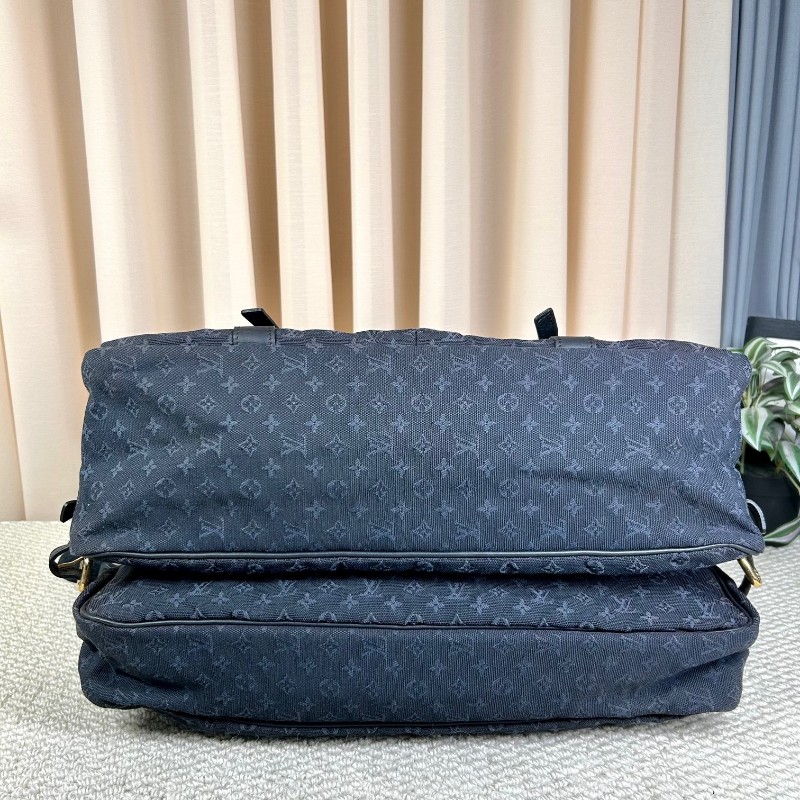 LV路易威登藍色丹寧郵差包 輕盈能裝 有肩帶可手提可斜挎可手提 多功能實用 側面卡扣設計 放東西很方便 丹寧材質 容量超大 日常通勤很合適-4
