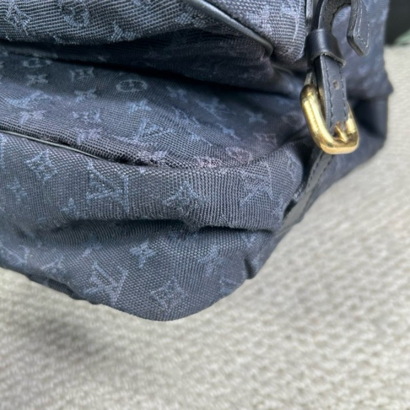 LV路易威登藍色丹寧郵差包 輕盈能裝 有肩帶可手提可斜挎可手提 多功能實用 側面卡扣設計 放東西很方便 丹寧材質 容量超大 日常通勤很合適-7