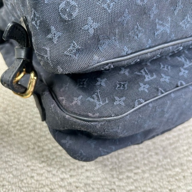 LV路易威登藍色丹寧郵差包 輕盈能裝 有肩帶可手提可斜挎可手提 多功能實用 側面卡扣設計 放東西很方便 丹寧材質 容量超大 日常通勤很合適-9