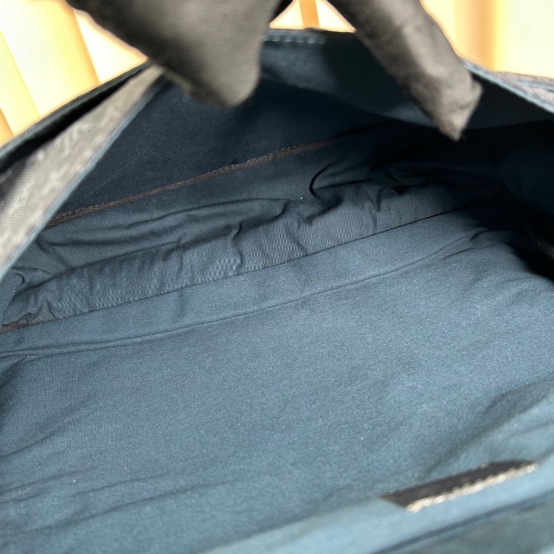 LV路易威登藍色丹寧郵差包 輕盈能裝 有肩帶可手提可斜挎可手提 多功能實用 側面卡扣設計 放東西很方便 丹寧材質 容量超大 日常通勤很合適-11