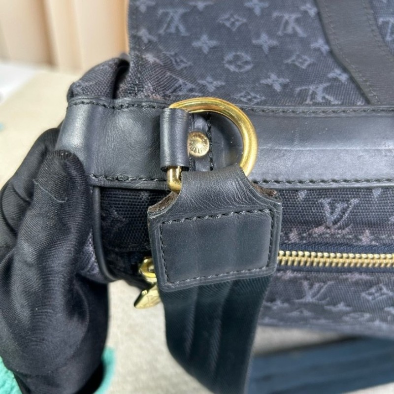 LV路易威登藍色丹寧郵差包 輕盈能裝 有肩帶可手提可斜挎可手提 多功能實用 側面卡扣設計 放東西很方便 丹寧材質 容量超大 日常通勤很合適-12