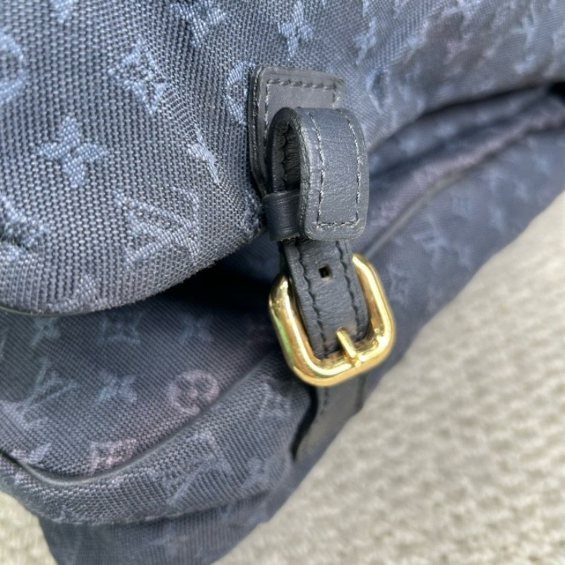 LV路易威登藍色丹寧郵差包 輕盈能裝 有肩帶可手提可斜挎可手提 多功能實用 側面卡扣設計 放東西很方便 丹寧材質 容量超大 日常通勤很合適-13