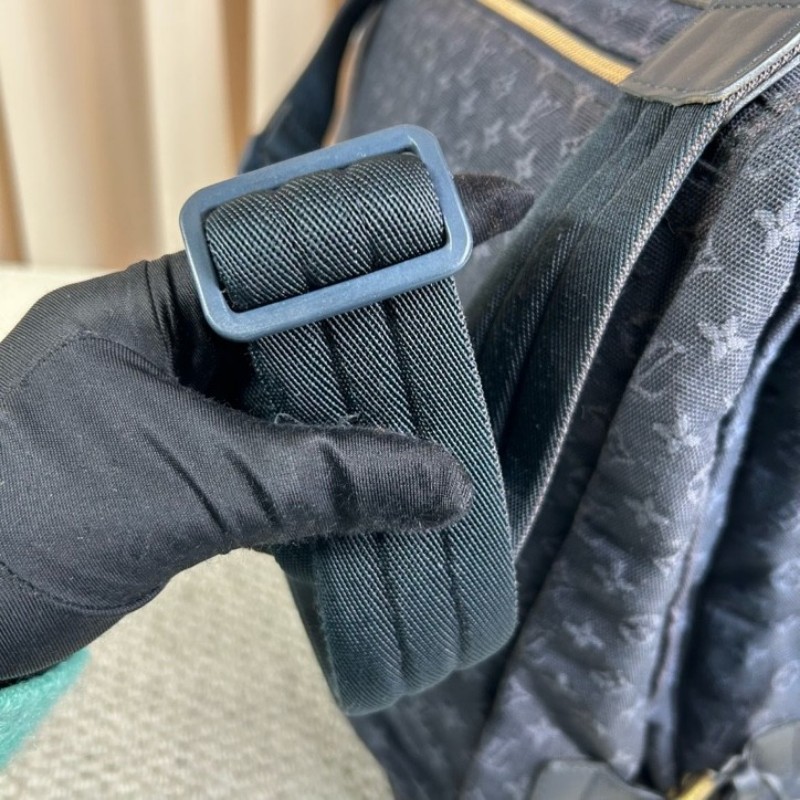 LV路易威登藍色丹寧郵差包 輕盈能裝 有肩帶可手提可斜挎可手提 多功能實用 側面卡扣設計 放東西很方便 丹寧材質 容量超大 日常通勤很合適-16