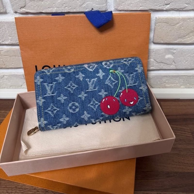 禮物~ 路易威登( louis vuitton) x 村上隆Monogram櫻桃圖案水洗丹寧牛仔拉鍊長夾/ LV x TM Denim Cherry Zippy Wallet-2