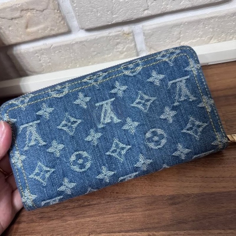 禮物~ 路易威登( louis vuitton) x 村上隆Monogram櫻桃圖案水洗丹寧牛仔拉鍊長夾/ LV x TM Denim Cherry Zippy Wallet-3