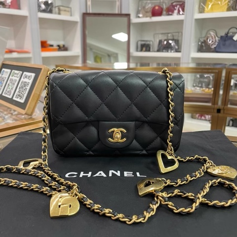 香奈兒經典CF 大mini CHANEL香奈儿 CF 大mini 爱心链条 芯片款 黑金 内里干净 成色优秀，热门款，金刚色，专柜价43000hkd，香奈儿大迷你黑金，能放大手机