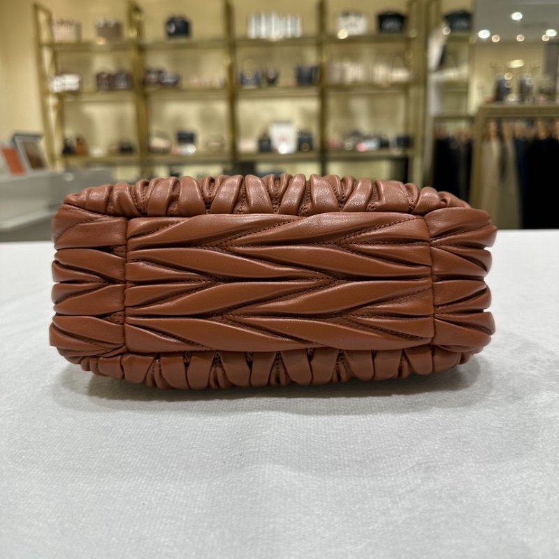 🎊新年特賣🧧Miu Miu 5BC125 Wander Matelasse 納帕軟皮半月包 赤土紅色﻿-8