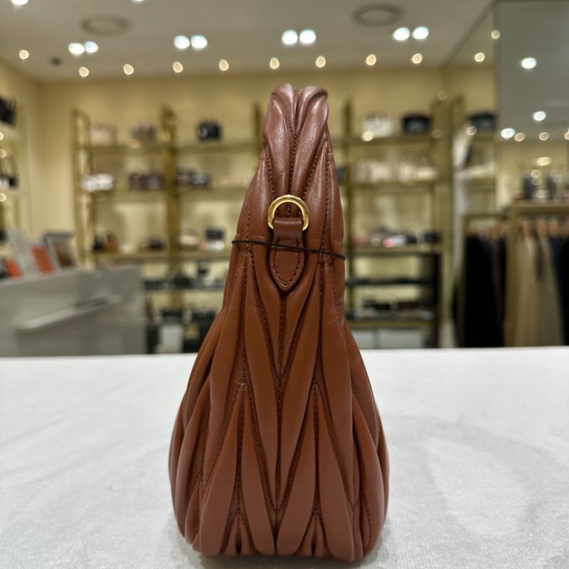 🎊新年特賣🧧Miu Miu 5BC125 Wander Matelasse 納帕軟皮半月包 赤土紅色﻿-9