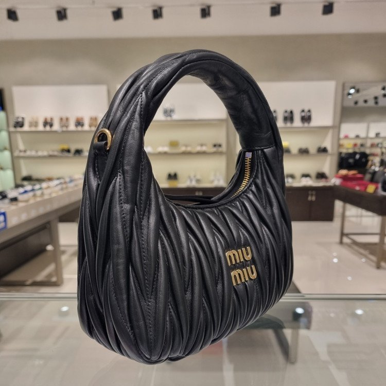 🎊新年特賣🧧Miu Miu 5BC125 Wander Matelasse 納帕軟皮半月包 黑色﻿-1