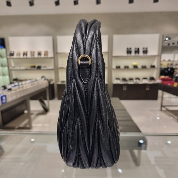 🎊新年特賣🧧Miu Miu 5BC125 Wander Matelasse 納帕軟皮半月包 黑色﻿-2