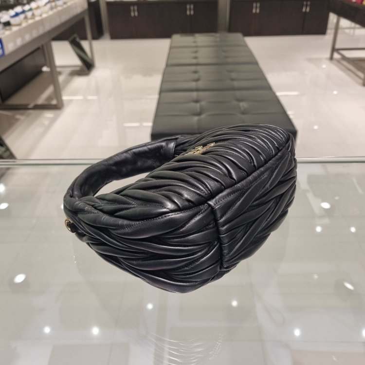 🎊新年特賣🧧Miu Miu 5BC125 Wander Matelasse 納帕軟皮半月包 黑色﻿-3