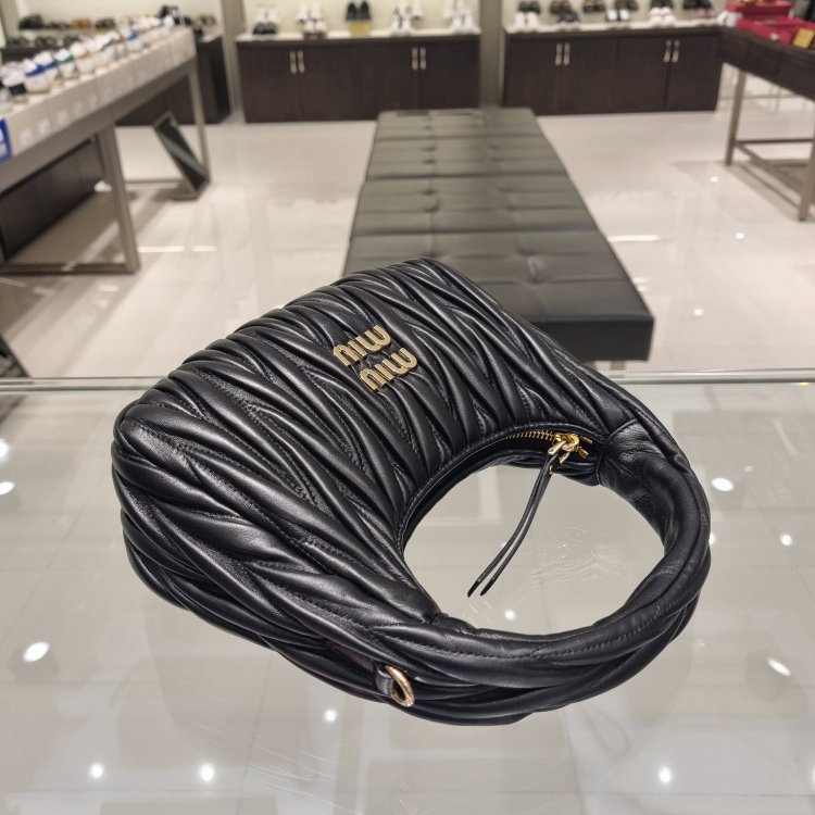 🎊新年特賣🧧Miu Miu 5BC125 Wander Matelasse 納帕軟皮半月包 黑色﻿-4