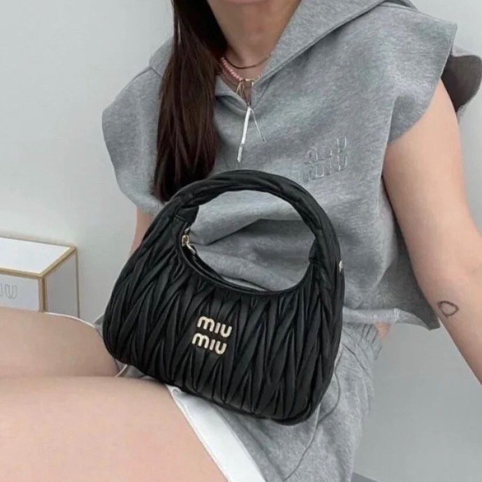 🎊新年特賣🧧Miu Miu 5BC125 Wander Matelasse 納帕軟皮半月包 黑色﻿-6