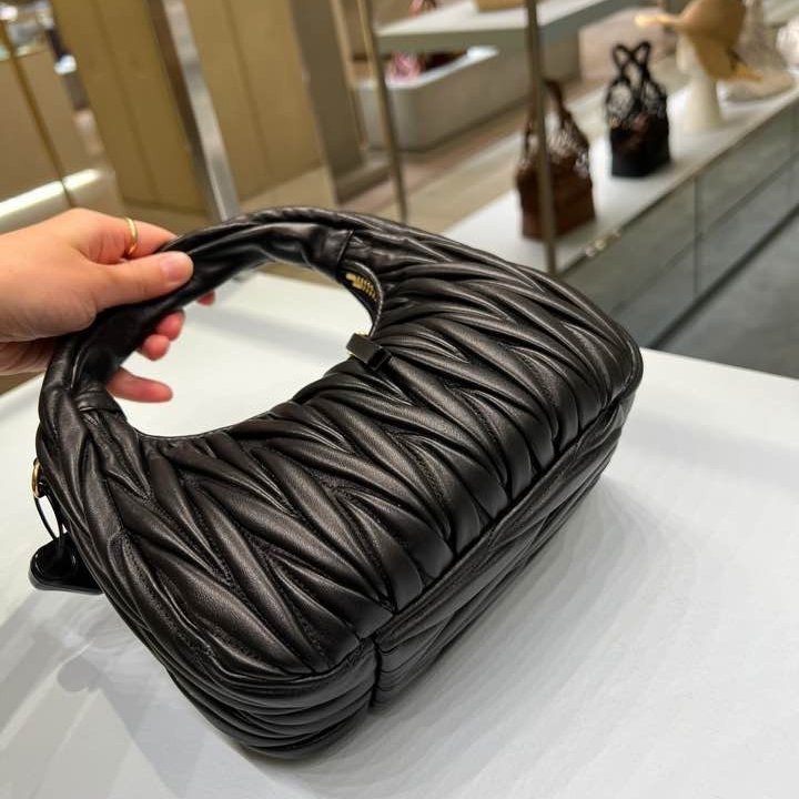 🎊新年特賣🧧Miu Miu 5BC125 Wander Matelasse 納帕軟皮半月包 黑色﻿-7