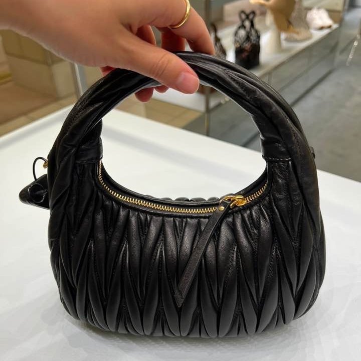 🎊新年特賣🧧Miu Miu 5BC125 Wander Matelasse 納帕軟皮半月包 黑色﻿-8