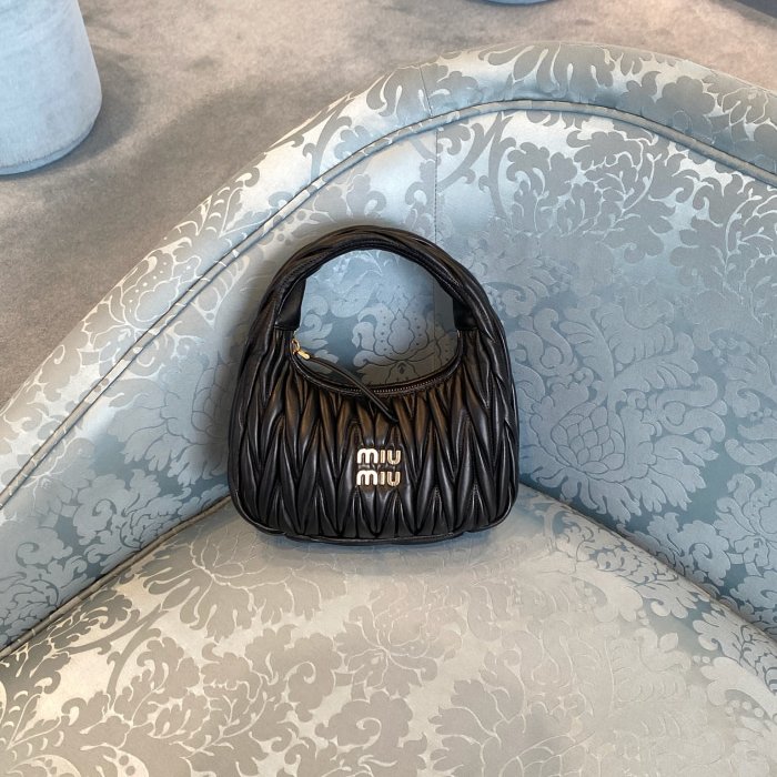 🎊新年特賣🧧Miu Miu 5BC125 Wander Matelasse 納帕軟皮半月包 黑色﻿-13