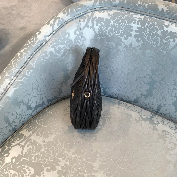 🎊新年特賣🧧Miu Miu 5BC125 Wander Matelasse 納帕軟皮半月包 黑色﻿-14