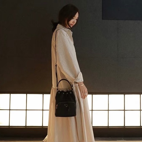 Prada 黑金降落傘水桶包  17*22*11  98新保卡塵袋
