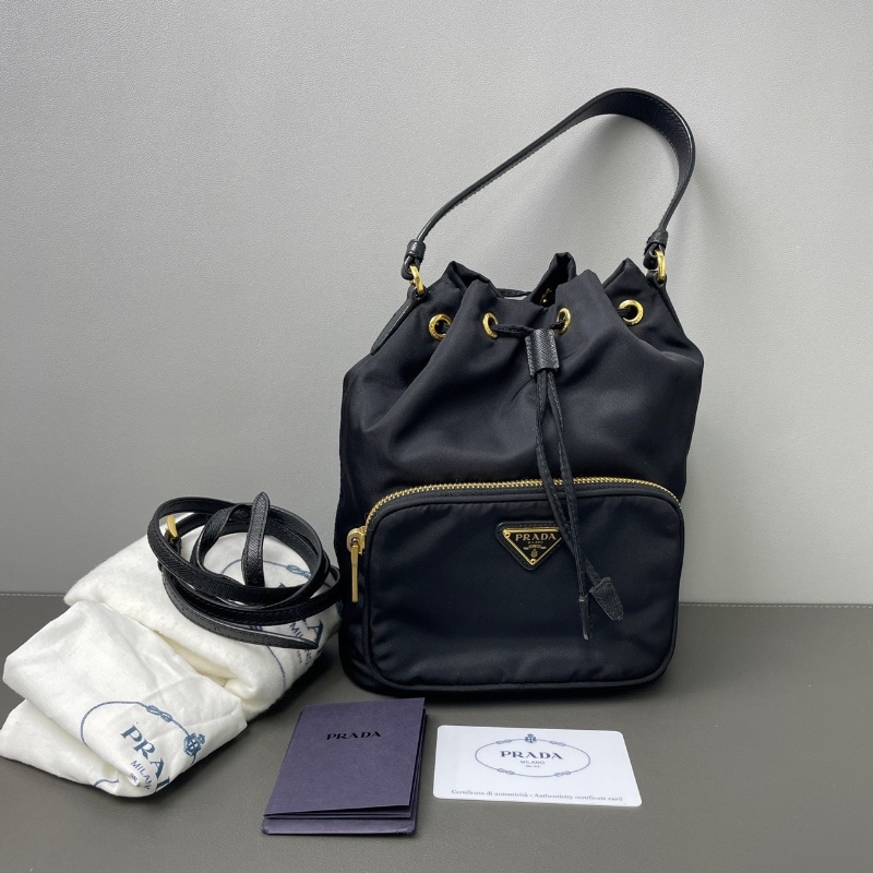 Prada 黑金降落傘水桶包  17*22*11  98新保卡塵袋-1