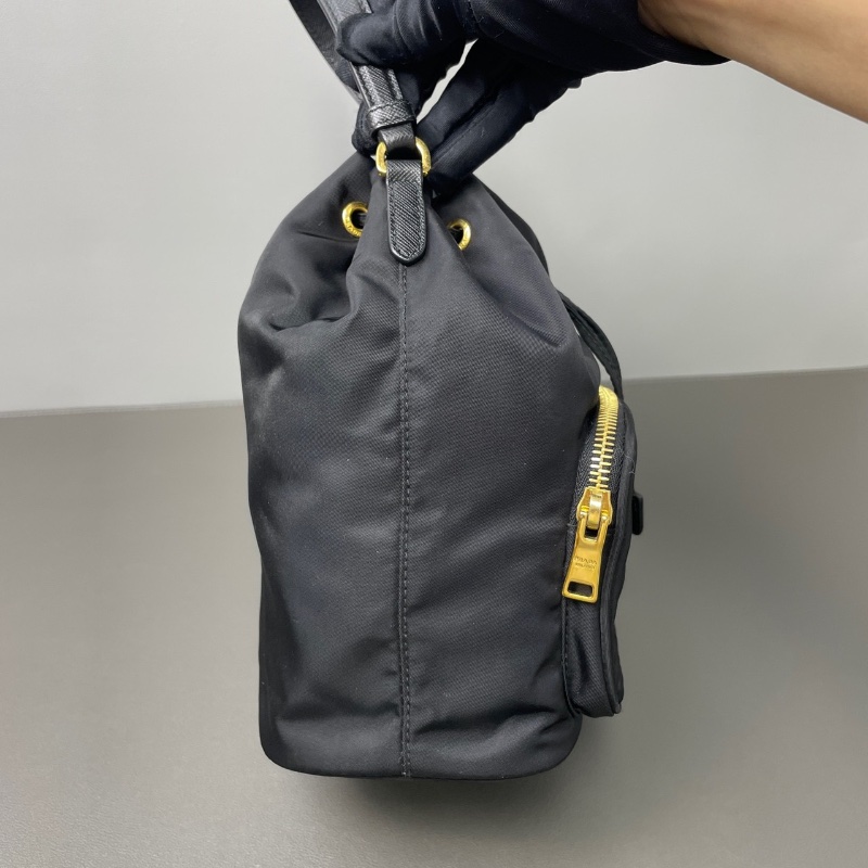 Prada 黑金降落傘水桶包  17*22*11  98新保卡塵袋-3