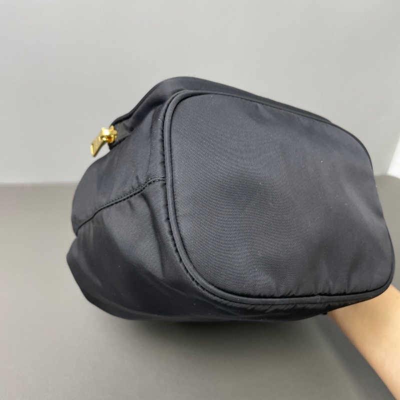 Prada 黑金降落傘水桶包  17*22*11  98新保卡塵袋-4