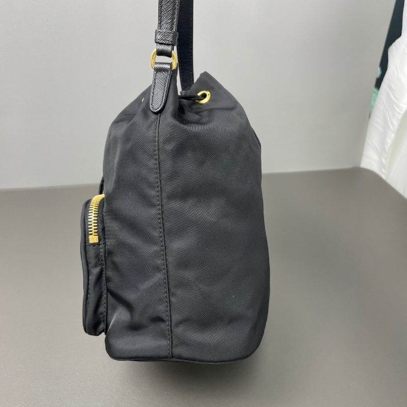 Prada 黑金降落傘水桶包  17*22*11  98新保卡塵袋-5