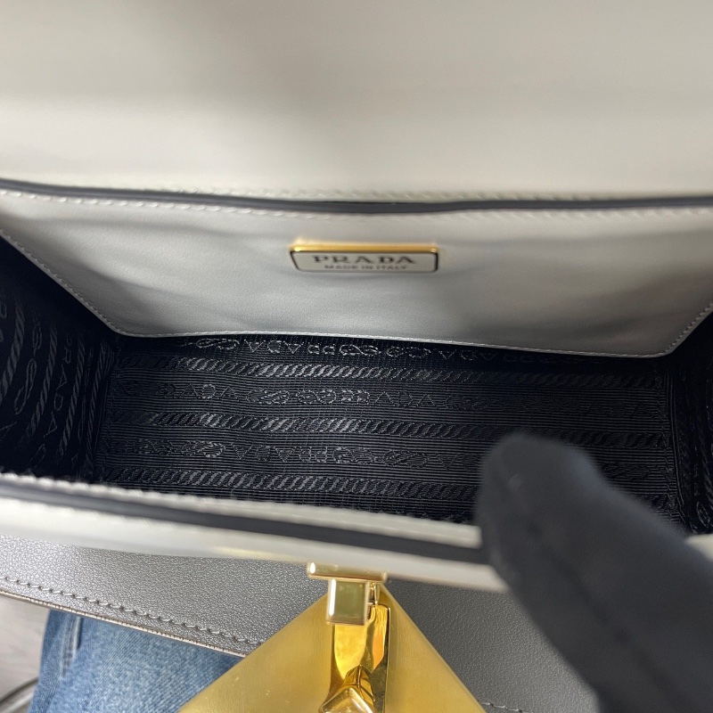 PRADA 翻蓋白色漆皮金扣logo19*12*6  98新配件塵袋-3