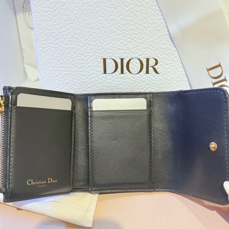 Dior MONTAIGNE 蒙田老花藍色緹花布翻蓋三折短夾-1