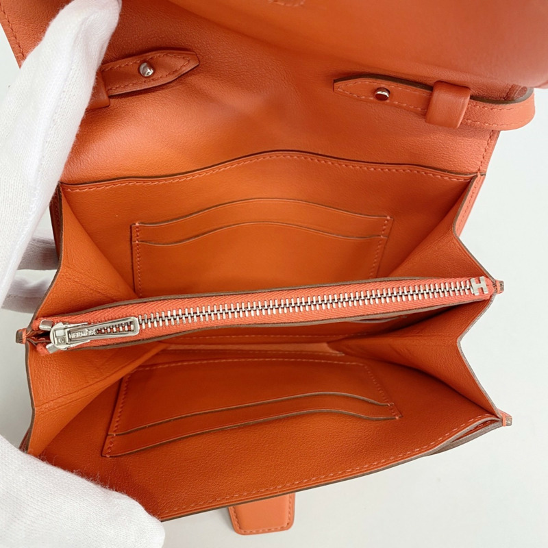 愛馬仕 Hermès Mini Convoyeur Swift Capucines 女士單肩包，R 印記，P2219100-3