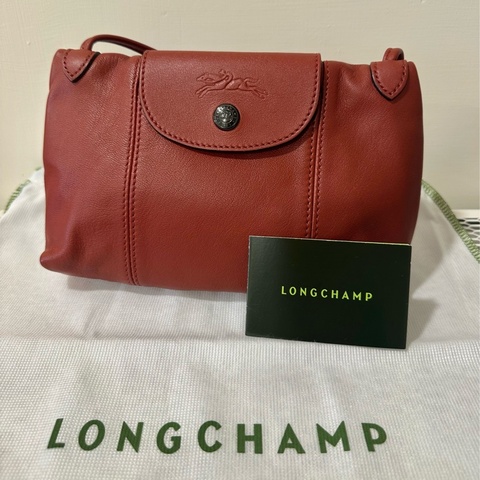 LONGCHAMP Le Pliage Cuir 小羊皮灰釦斜背包(紅磚色/朱紅色）