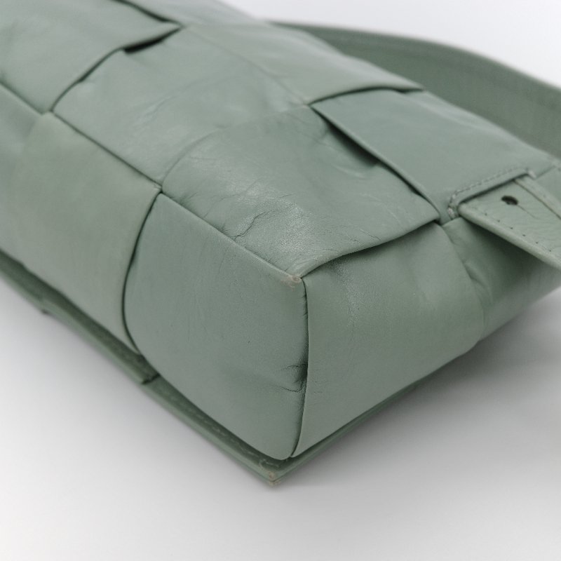 Bottega Veneta 寶緹嘉 Cassette 開心果綠 紙感小牛皮 肩背包-7