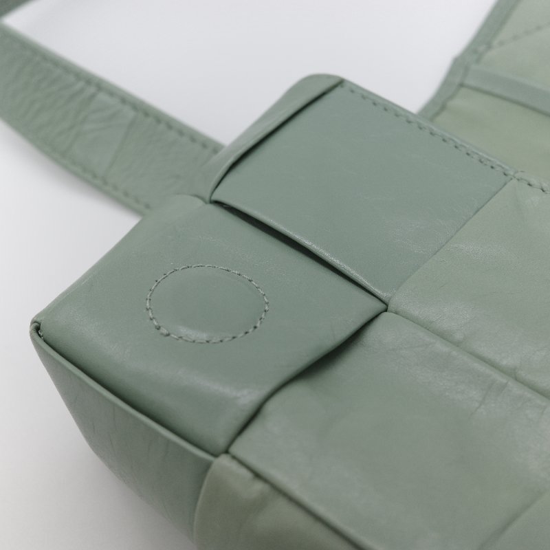 Bottega Veneta 寶緹嘉 Cassette 開心果綠 紙感小牛皮 肩背包-11