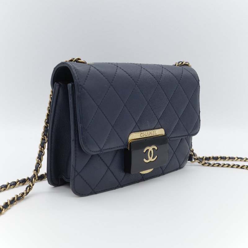 Chanel香奈兒 Beauty Lock 藍色 羊皮 翻蓋包 肩背包-2
