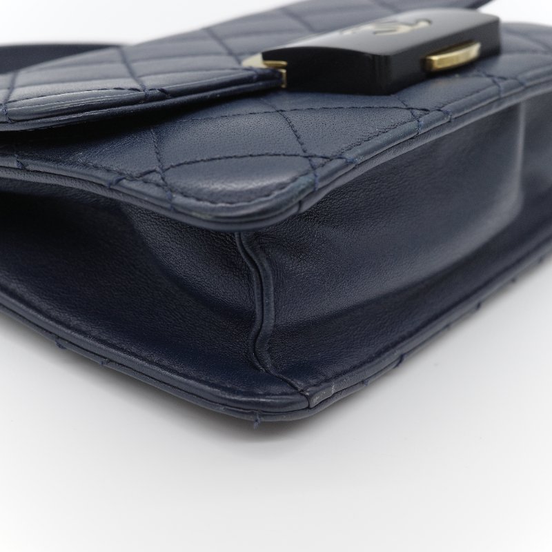 Chanel香奈兒 Beauty Lock 藍色 羊皮 翻蓋包 肩背包-6