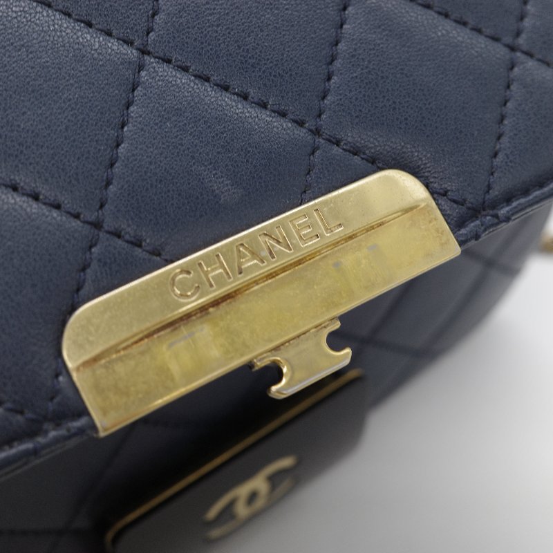 Chanel香奈兒 Beauty Lock 藍色 羊皮 翻蓋包 肩背包-13