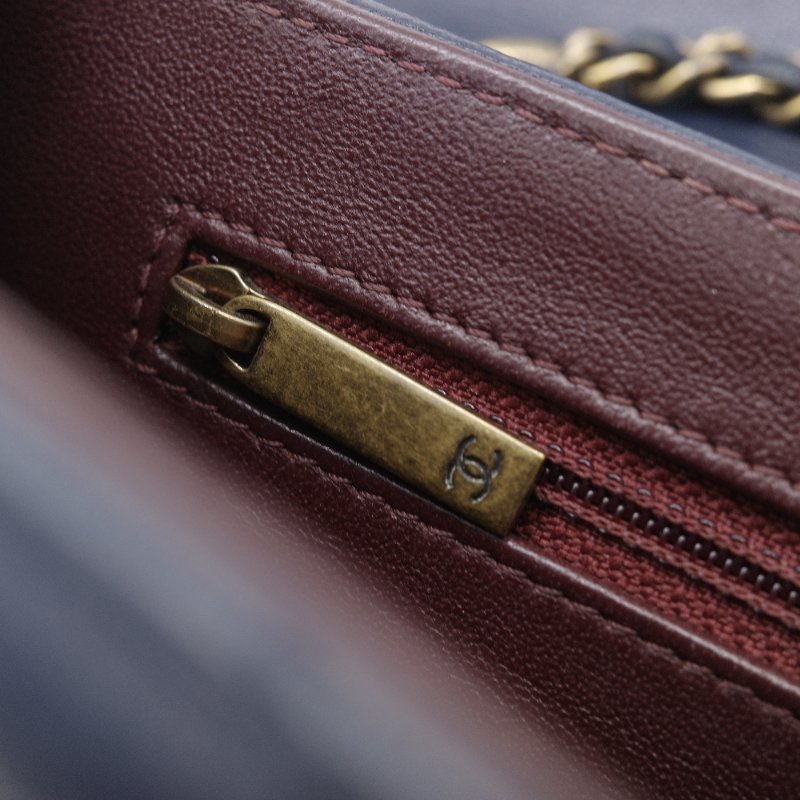 Chanel香奈兒 Beauty Lock 藍色 羊皮 翻蓋包 肩背包-17